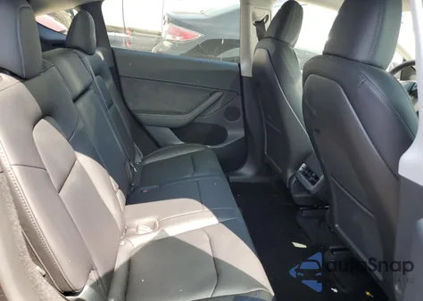 2024 Tesla Model Y z USA, uszkodzony, nr VIN 7SAYGDED3RF114643